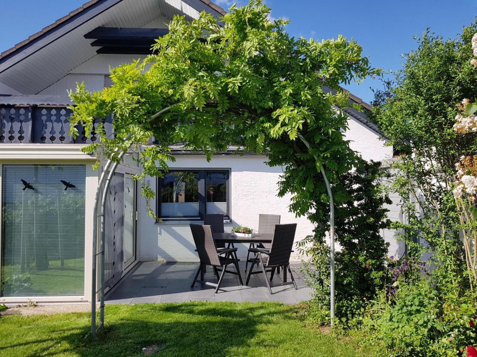 Ferienwohnungen Lilie Und Dahlie Muensingen Exterior photo